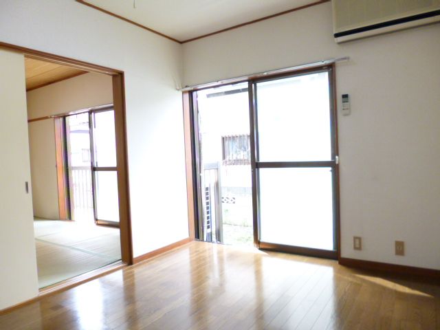 Living and room. Since the window there is a lot is good breathability.