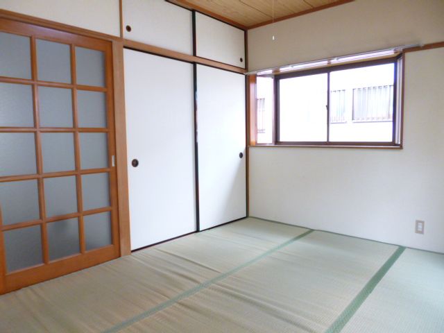 Living and room. Tatami is still settle space. Open because there is a bay window