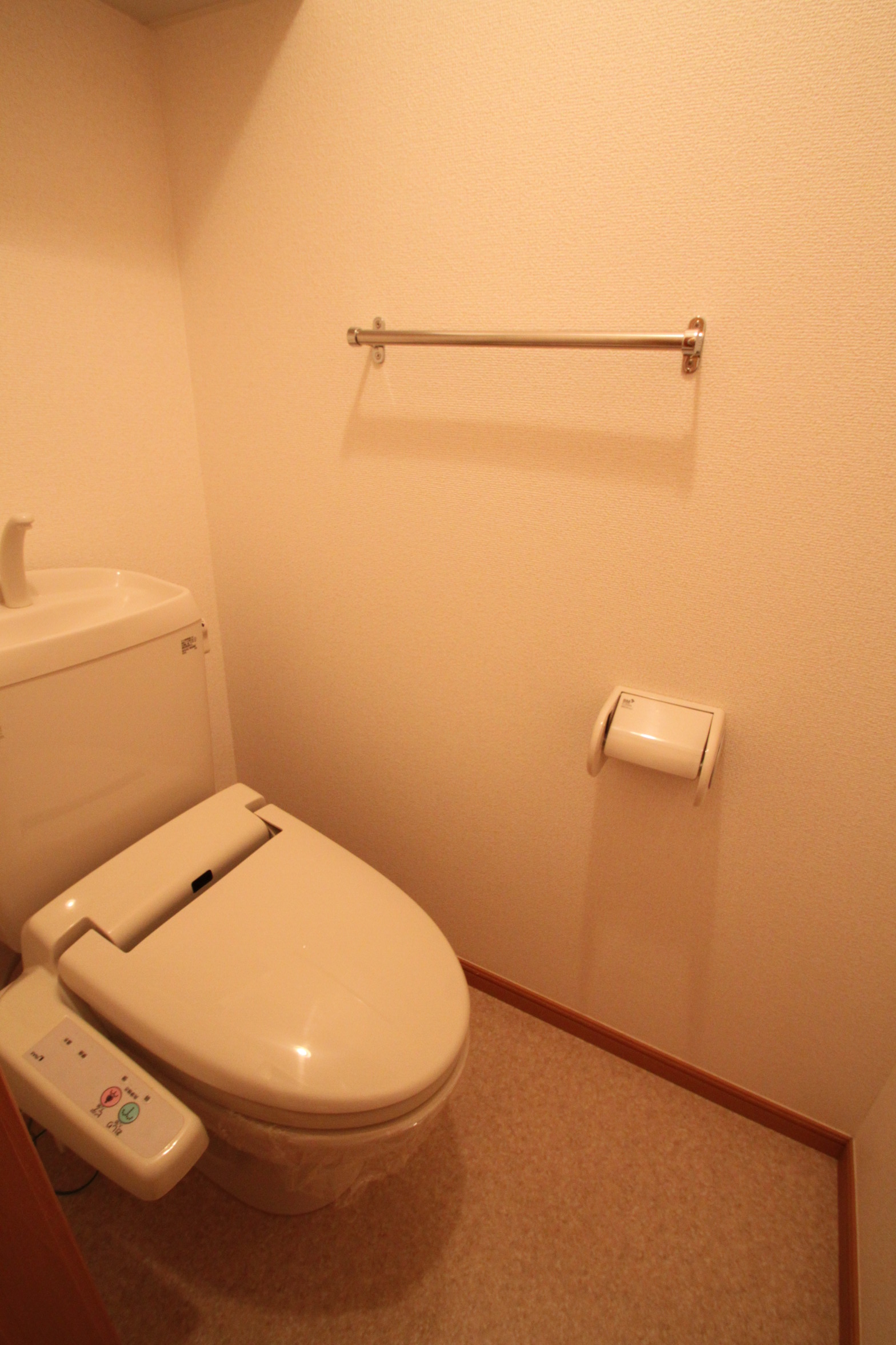 Toilet. Apamanshop Tsurugashima shop TEL: 049-233-7511