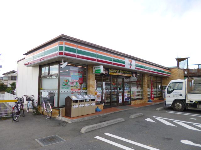 Convenience store. 760m to Seven-Eleven (convenience store)