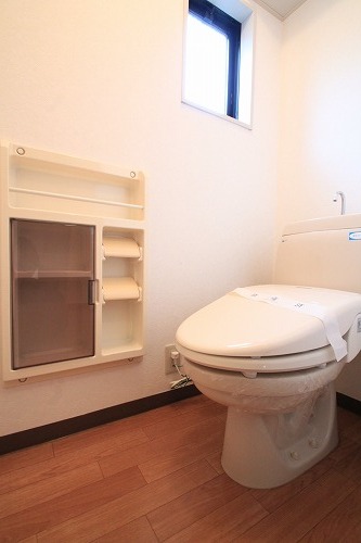 Toilet. Apamanshop Tsurugashima shop TEL: 049-233-7511