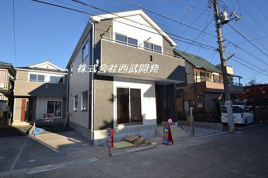 Local photos, including front road. Local (12 May 2013) Shooting [1 Building] 