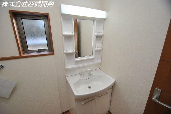 Wash basin, toilet. Indoor (12 May 2013) Shooting