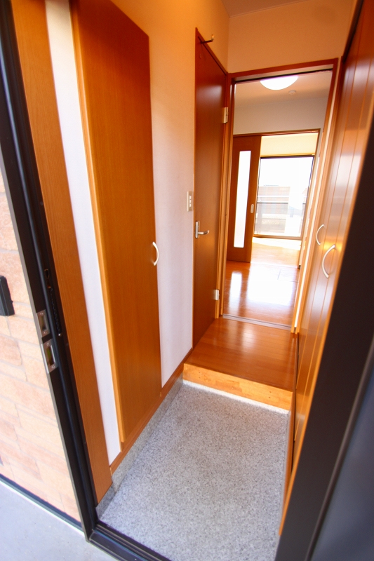 Entrance.  ■ Same apartment It is similar to photo