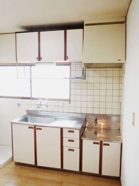 Kitchen. Two-burner gas stove can be installed