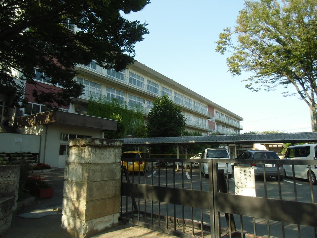 Junior high school. 810m to Kawagoe City the high junior high school (junior high school)