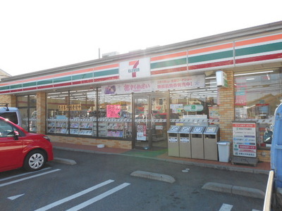 Convenience store. 877m to Seven-Eleven (convenience store)