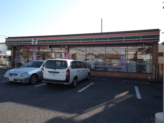 Convenience store. 250m to Seven-Eleven (convenience store)