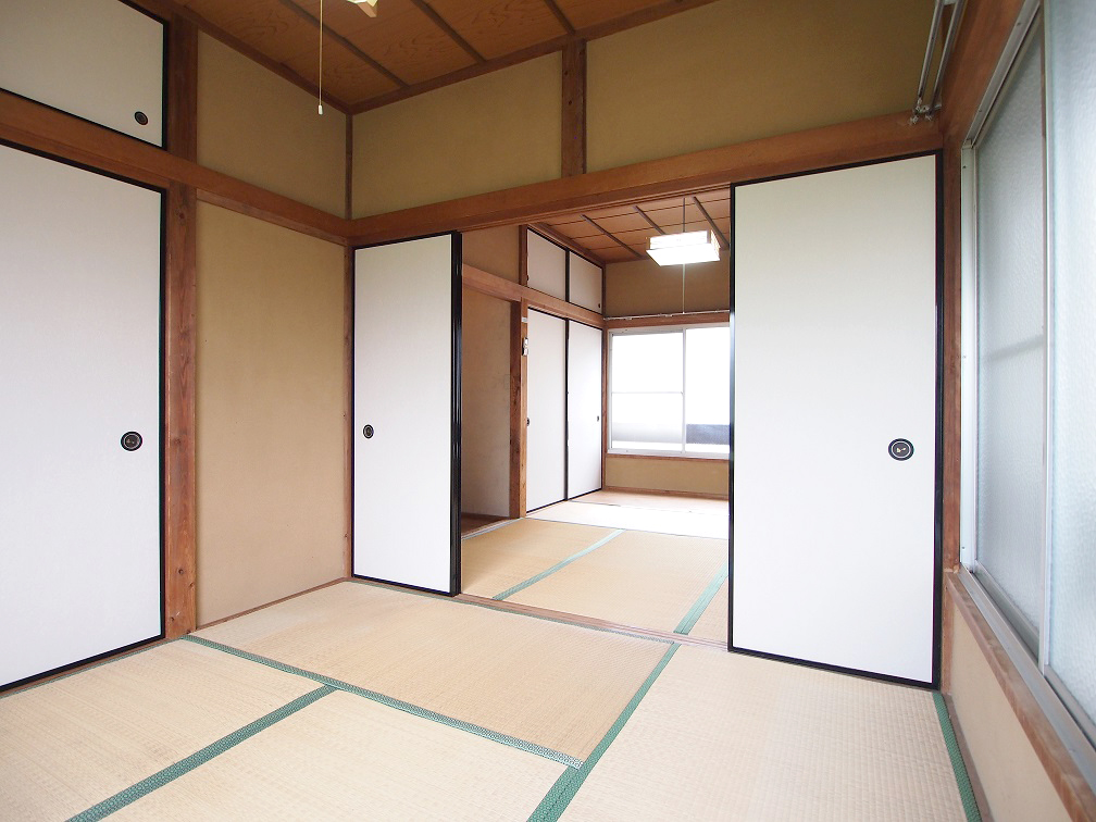 Other room space. Is a Japanese-style room of sunny rooms