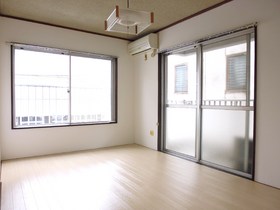 Living and room. It has been changed to Western-style, Bright flooring! 