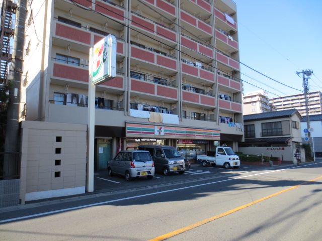 Convenience store. Seven-Eleven (convenience store) to 400m