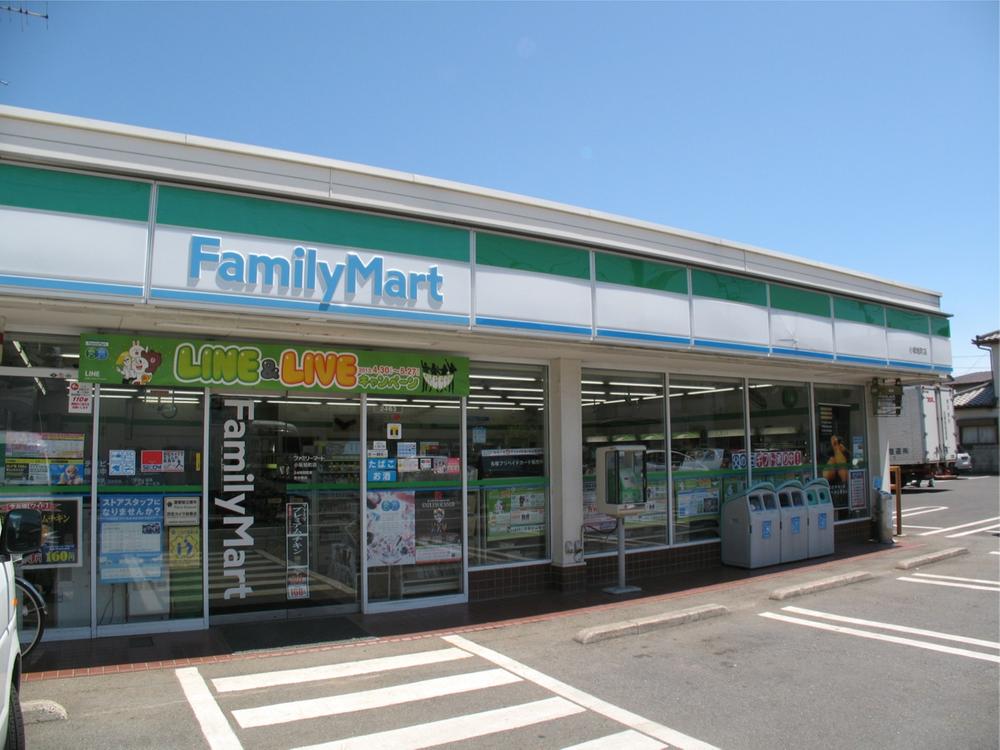 Convenience store. FamilyMart about 300m