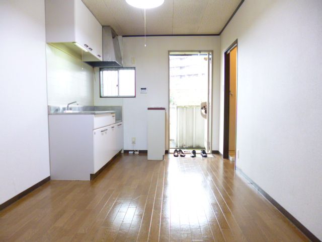 Kitchen. Bright ventilation is also good with a window in the kitchen