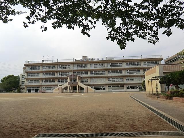 Primary school. Fujimino Municipal Nishi Elementary School up to 748m