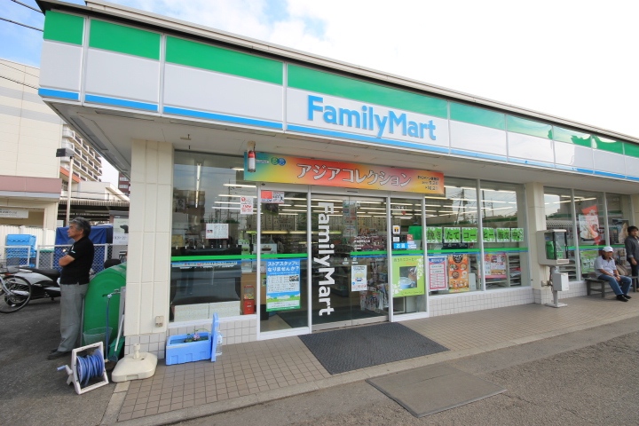 Convenience store. FamilyMart Minami-Ōtsuka Station north exit store up (convenience store) 167m