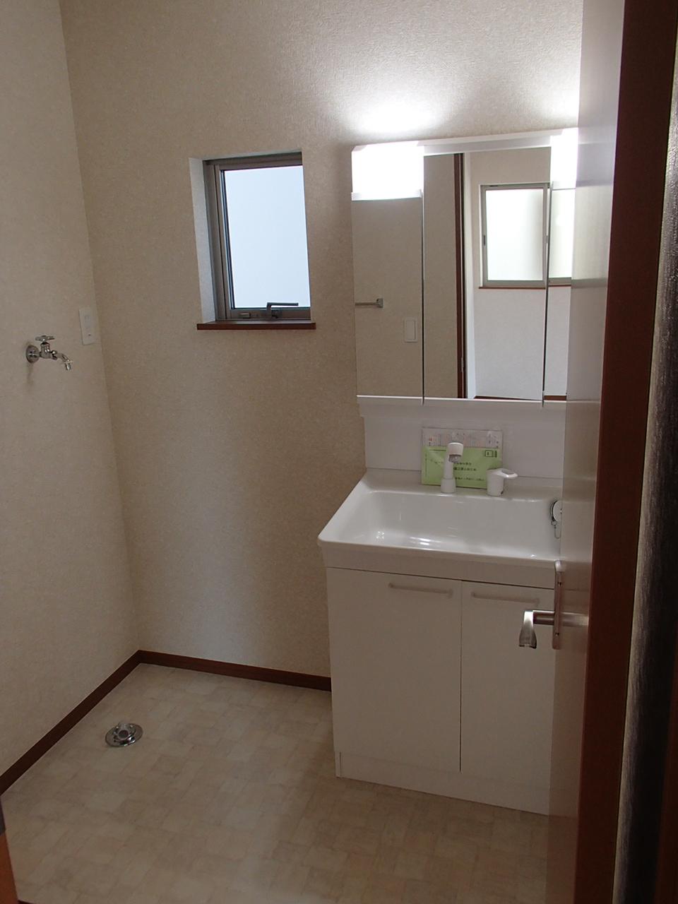 Wash basin, toilet. Building 2