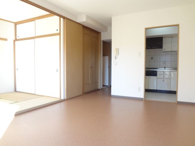 Living and room. Spacious in the living room and Japanese-style room and opened the sliding door