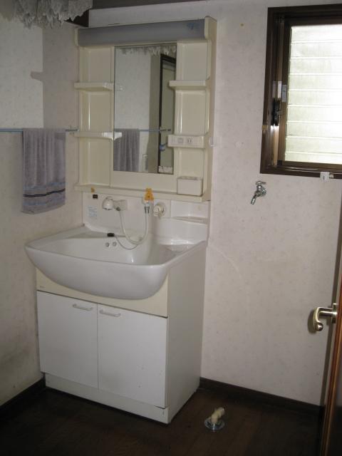 Wash basin, toilet. Indoor (10 May 2013) Shooting