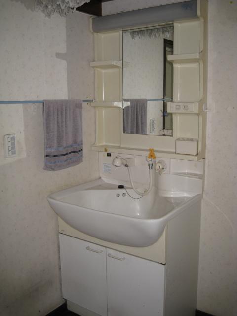 Wash basin, toilet. Local (10 May 2013) Shooting