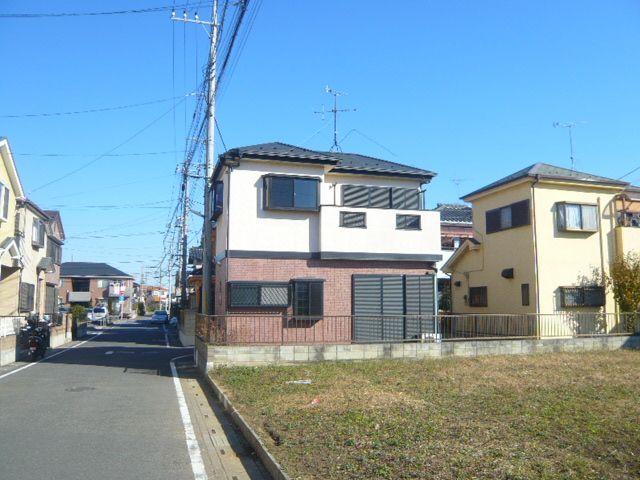 Local photos, including front road. It is a quiet residential area