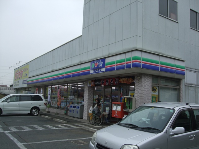 Convenience store. Three F (convenience store) to 400m