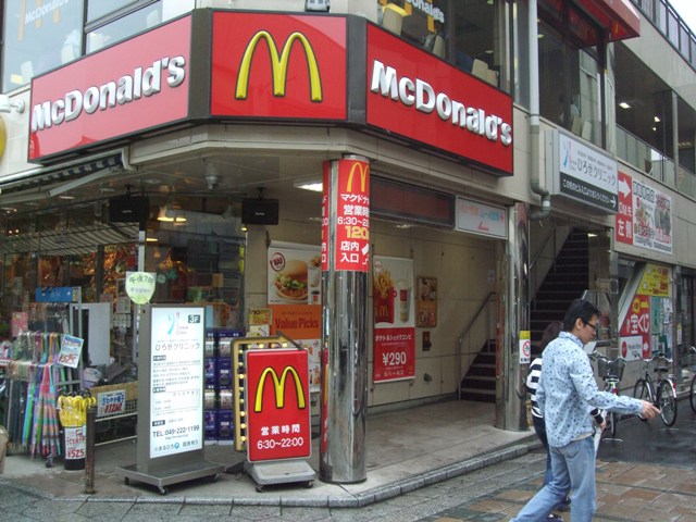 restaurant. 400m to McDonald's (restaurant)