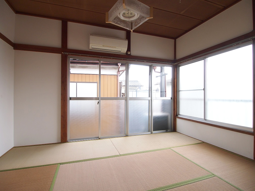 Living and room. 2 Kaikaku room is a two-sided lighting of the room