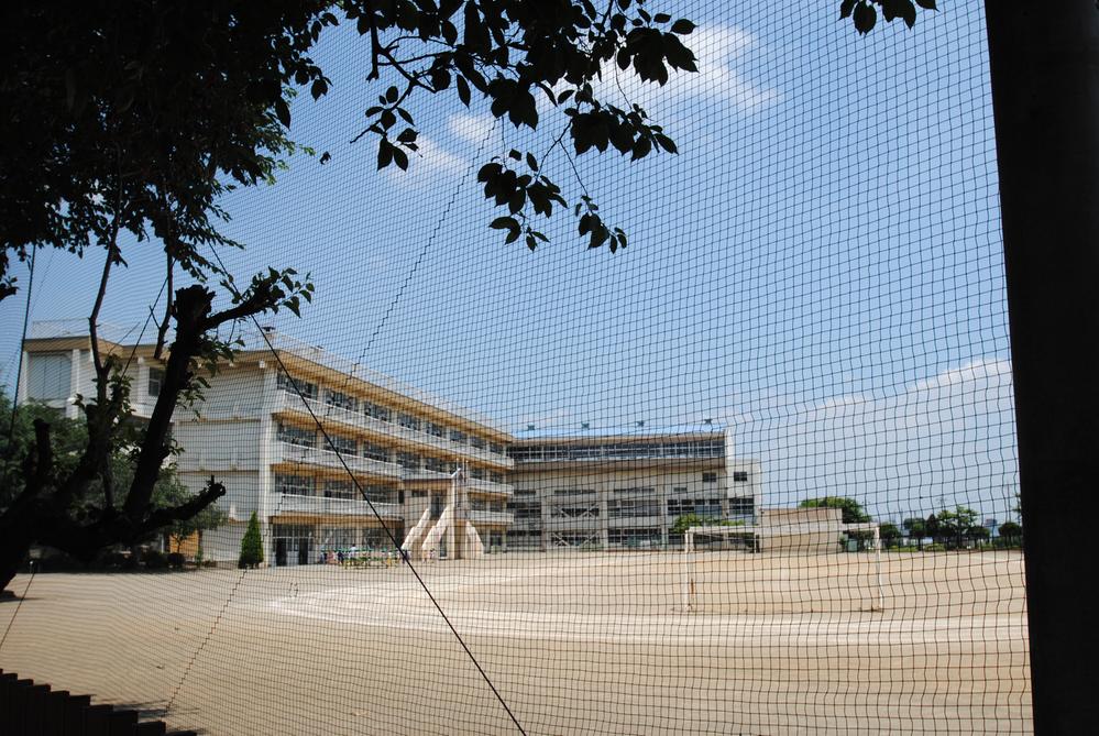 Primary school. Until the higher-order Nishi Elementary School 320m