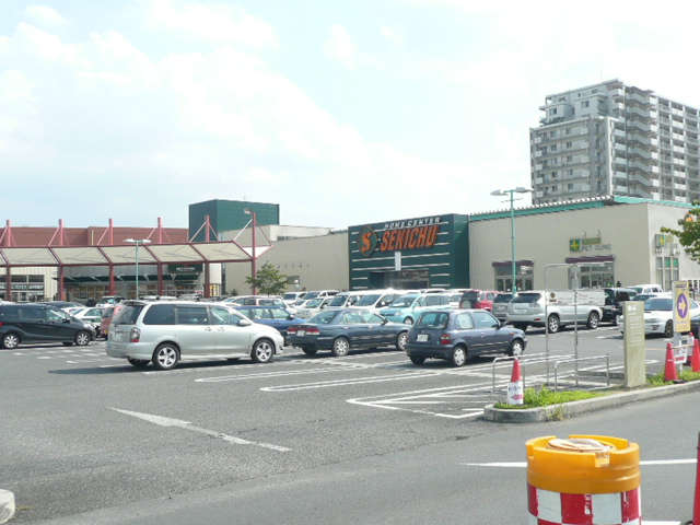 Shopping centre. Unikusu south Furuya Fitness building up (shopping center) 906m