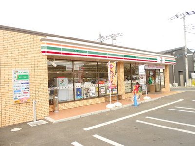 Convenience store. 475m to Seven-Eleven (convenience store)