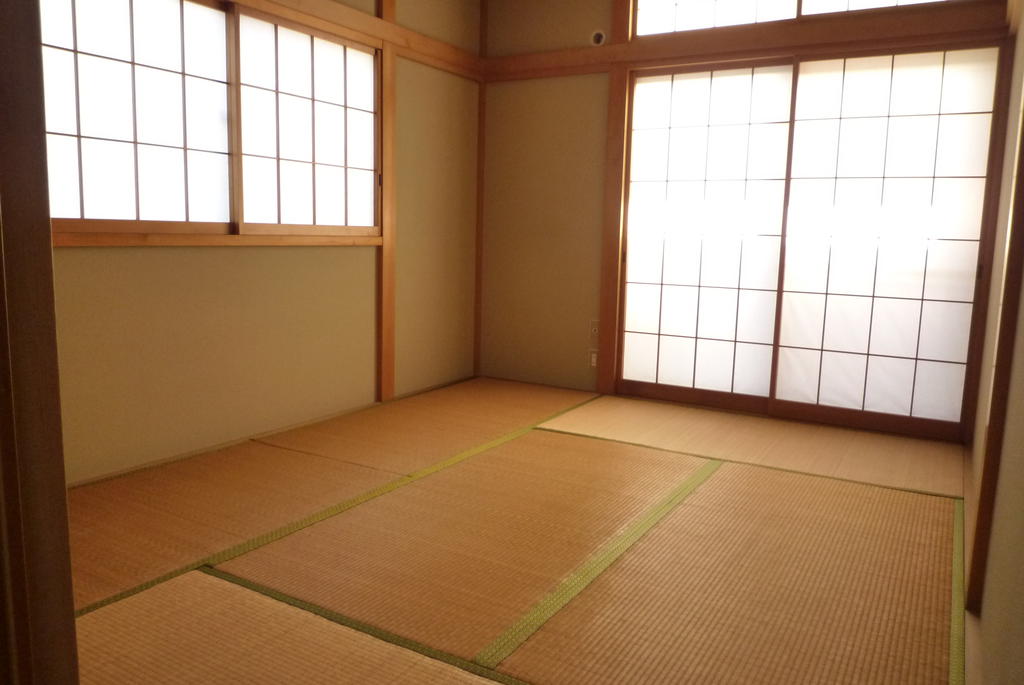 Living and room. Tatami will Omotegae on arrival.