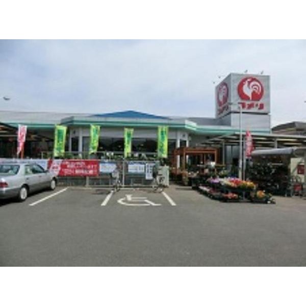 Home center. Komeri Co., Ltd. hard & Green Toyota store up (home improvement) 611m