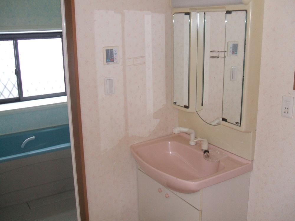 Wash basin, toilet. ◆ Pink is very cute