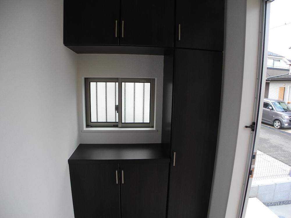 Entrance. ● clutter tend entrance also entrance with storage of cleaner