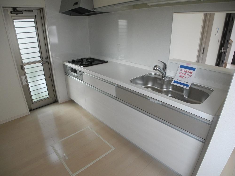 Kitchen. ● stylish kitchen, which was based on white Indoor (10 May 2013) Shooting