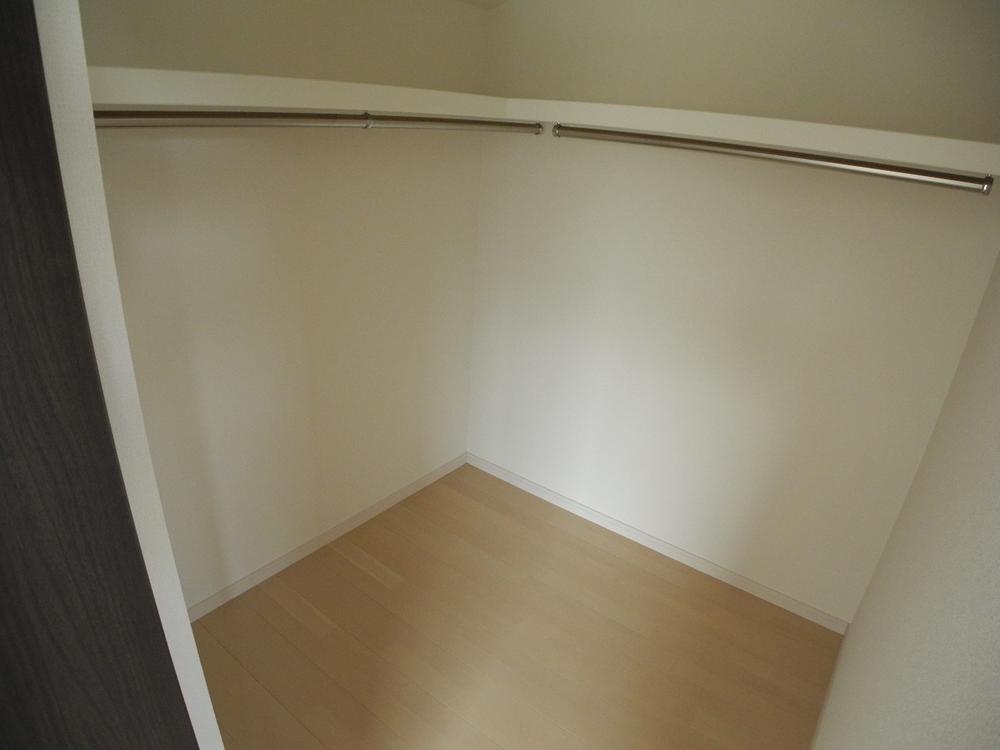 Receipt. ● WIC with plenty of storage capacity