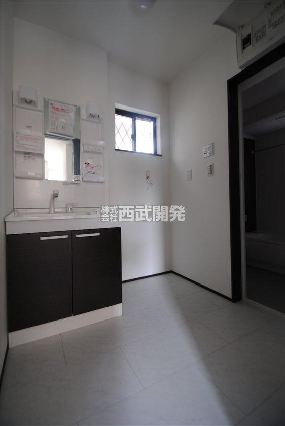 Wash basin, toilet. Room (May 2013) Shooting