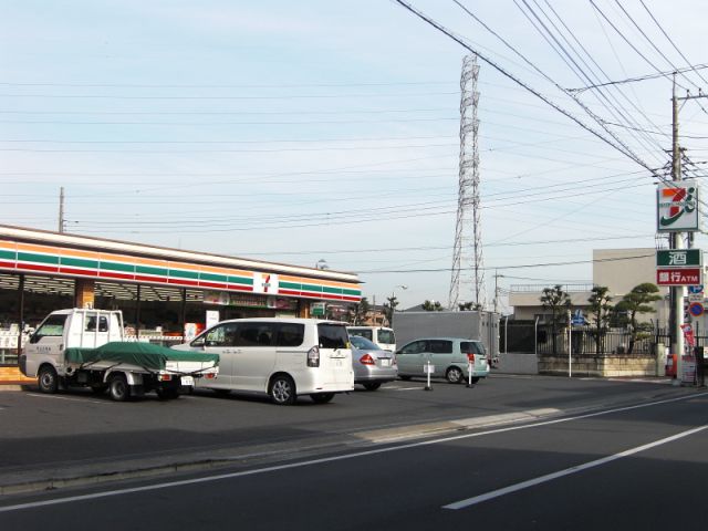 Convenience store. 690m to Seven-Eleven (convenience store)