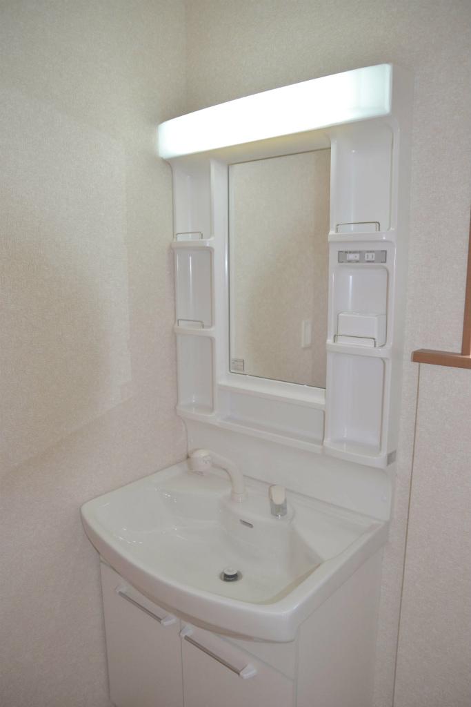 Wash basin, toilet. Reference: Contractors construction cases