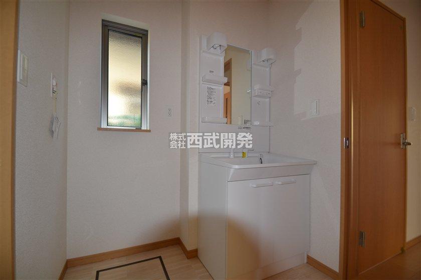 Wash basin, toilet. Room (August 2013) Shooting