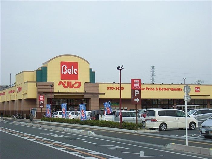 Supermarket. 1750m until Berg Musashi Kawagoe Noten