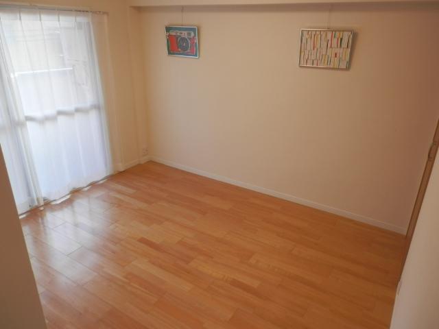 Non-living room. Local (11 May 2013) Shooting