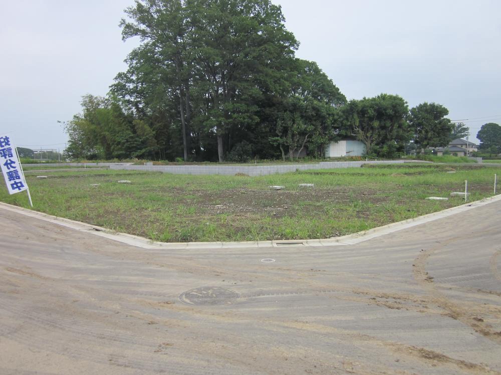 Local land photo. Front road spacious! Happy to parking! 