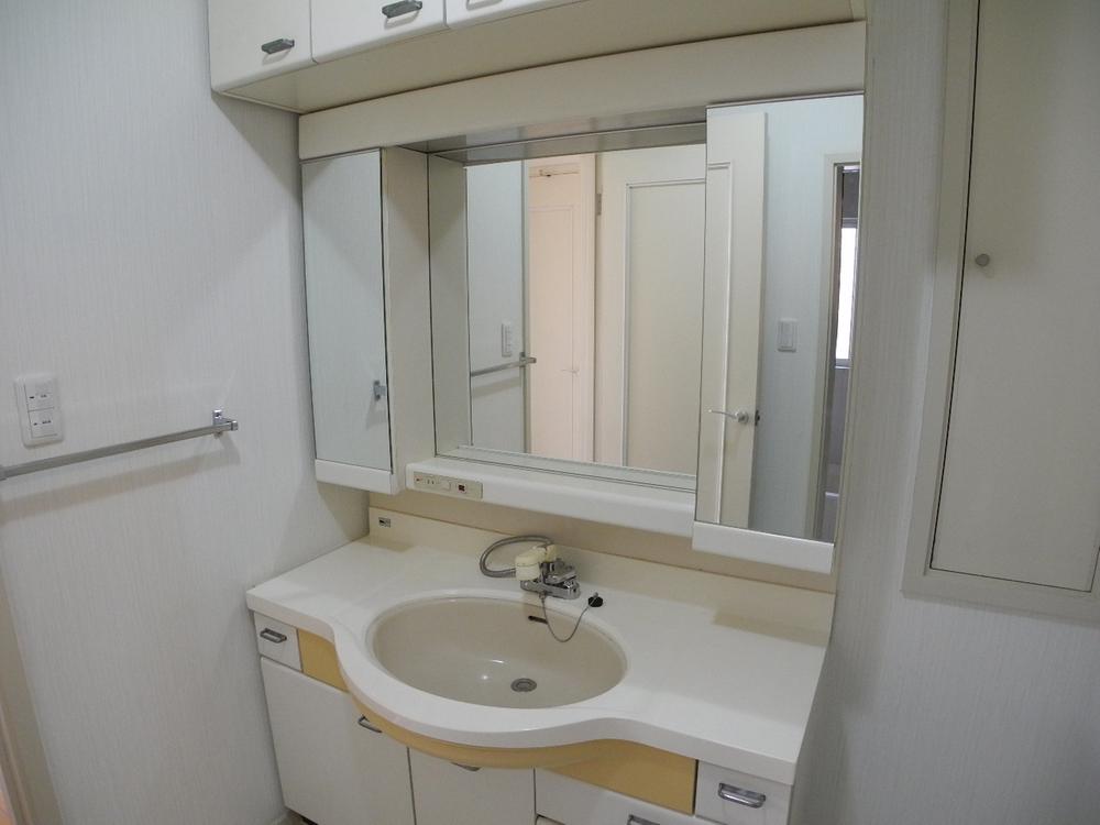 Wash basin, toilet. Indoor (12 May 2013) Shooting