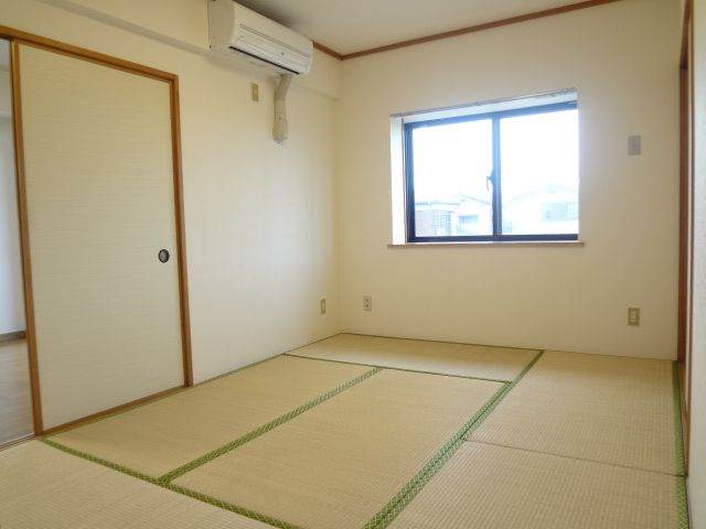 Living and room. Bright even with windows tatami rooms