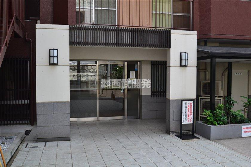 Entrance. Common areas