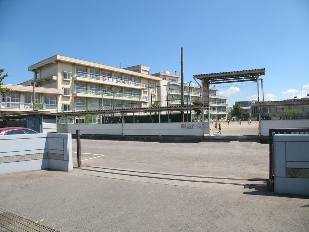 Primary school. South Furuya Elementary School About 880m