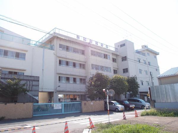 Junior high school. 1500m to Kawagoe City Hatsukari junior high school