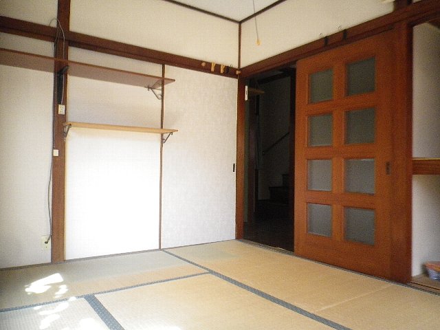 Living and room. The first floor Japanese-style room.  I There is a cabinet ☆