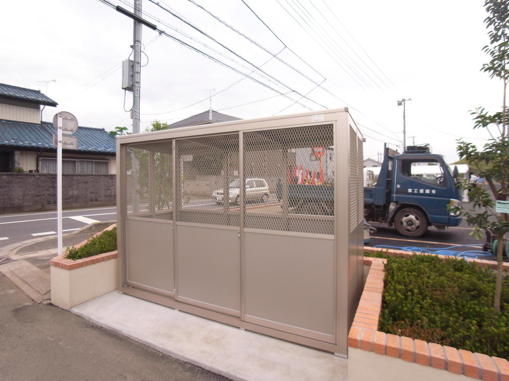 Other common areas. On-site, Private garbage is yard